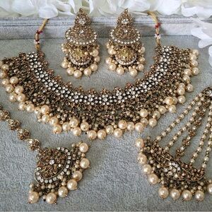 Elegant Gold and Cream Jewelry Set